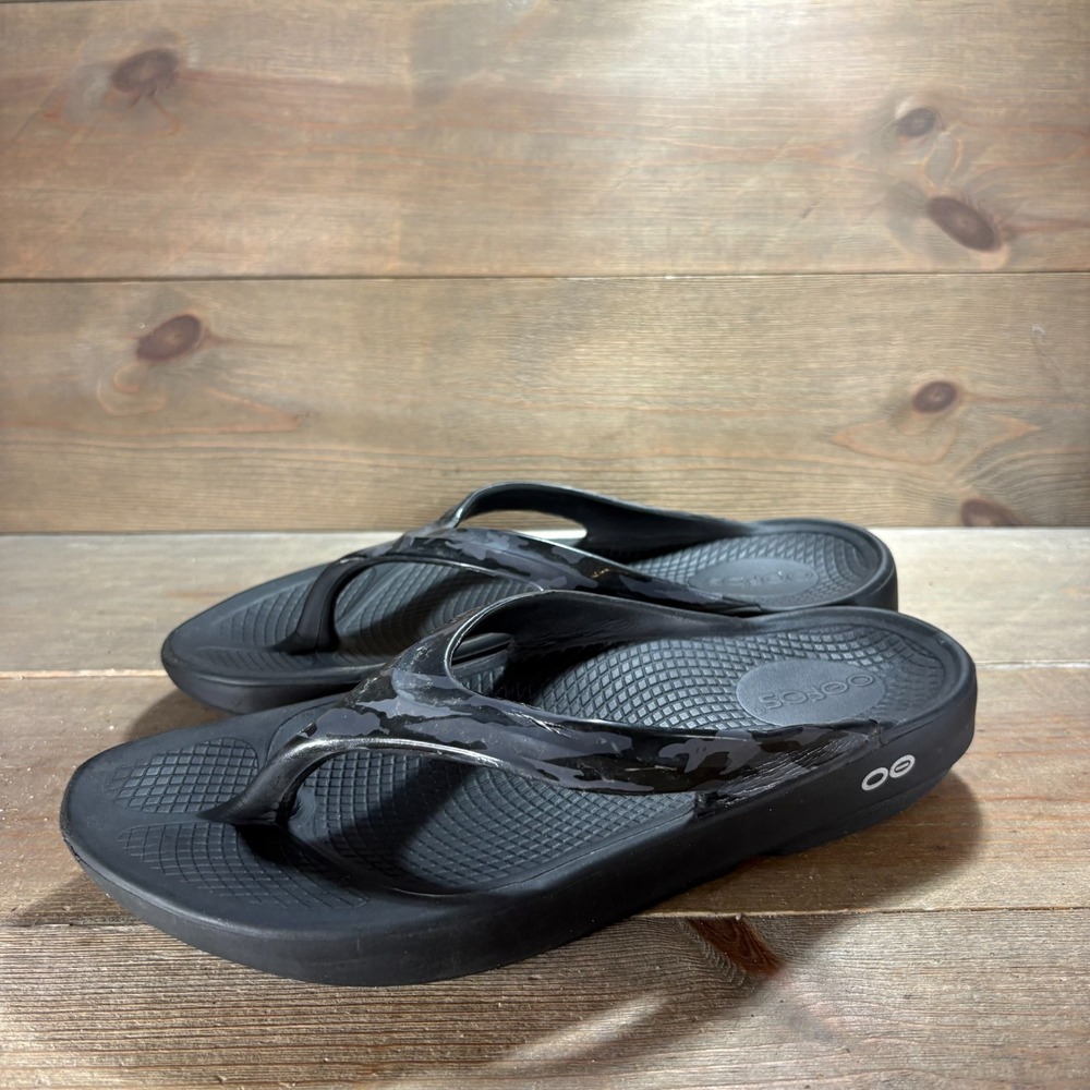 OOFOS OOlala Luxe Womens size 8 shoes Black Camo Thong Recovery sandals